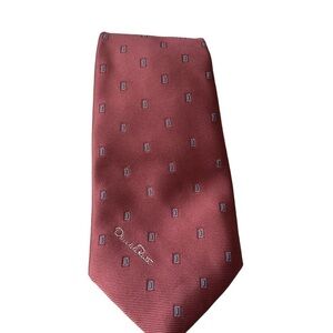 Oscar de la Renta Men’s Tie light Bergundy With small squares 58 inches long